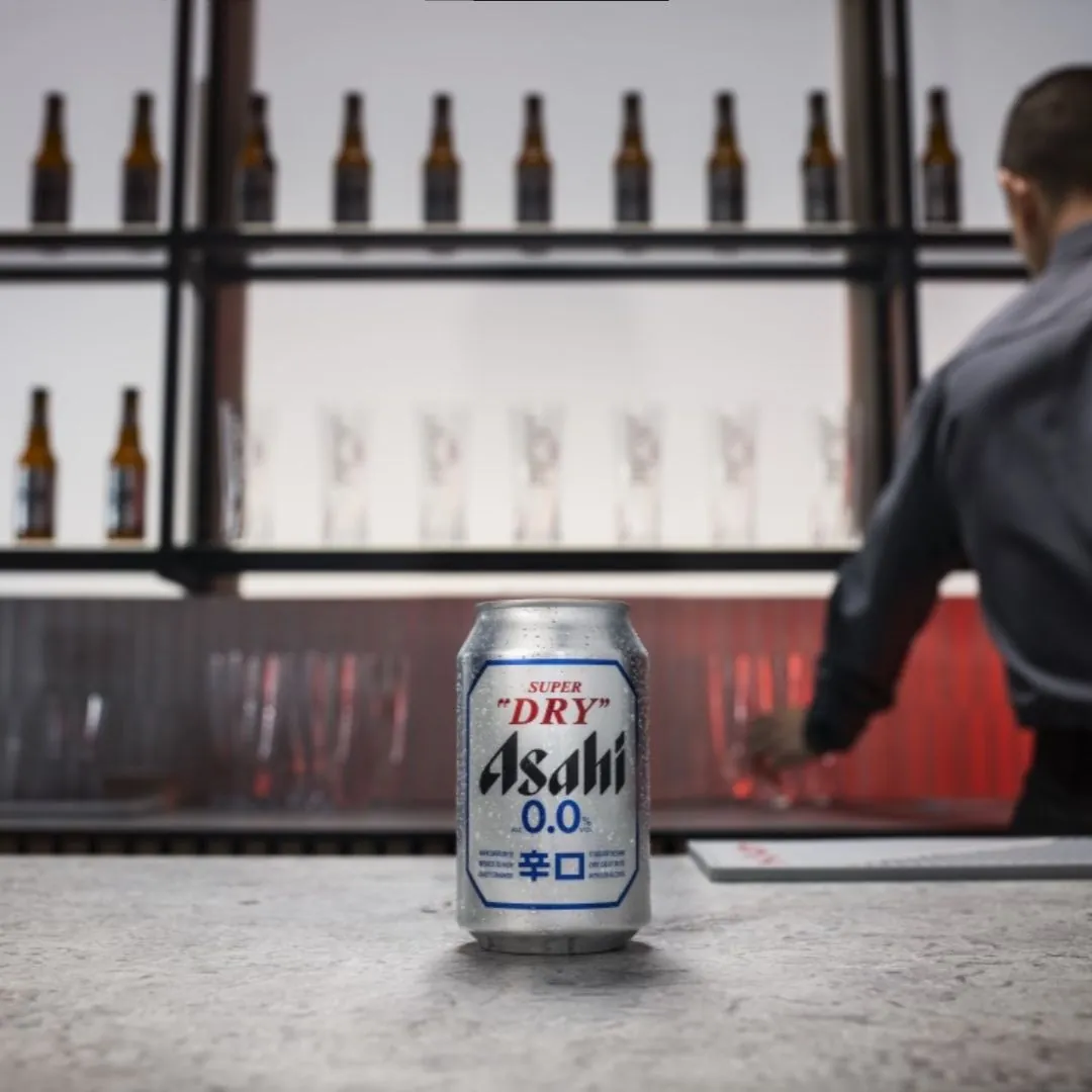 Canette d'Asahi Super Dry 0.0 sur un comptoir de bar