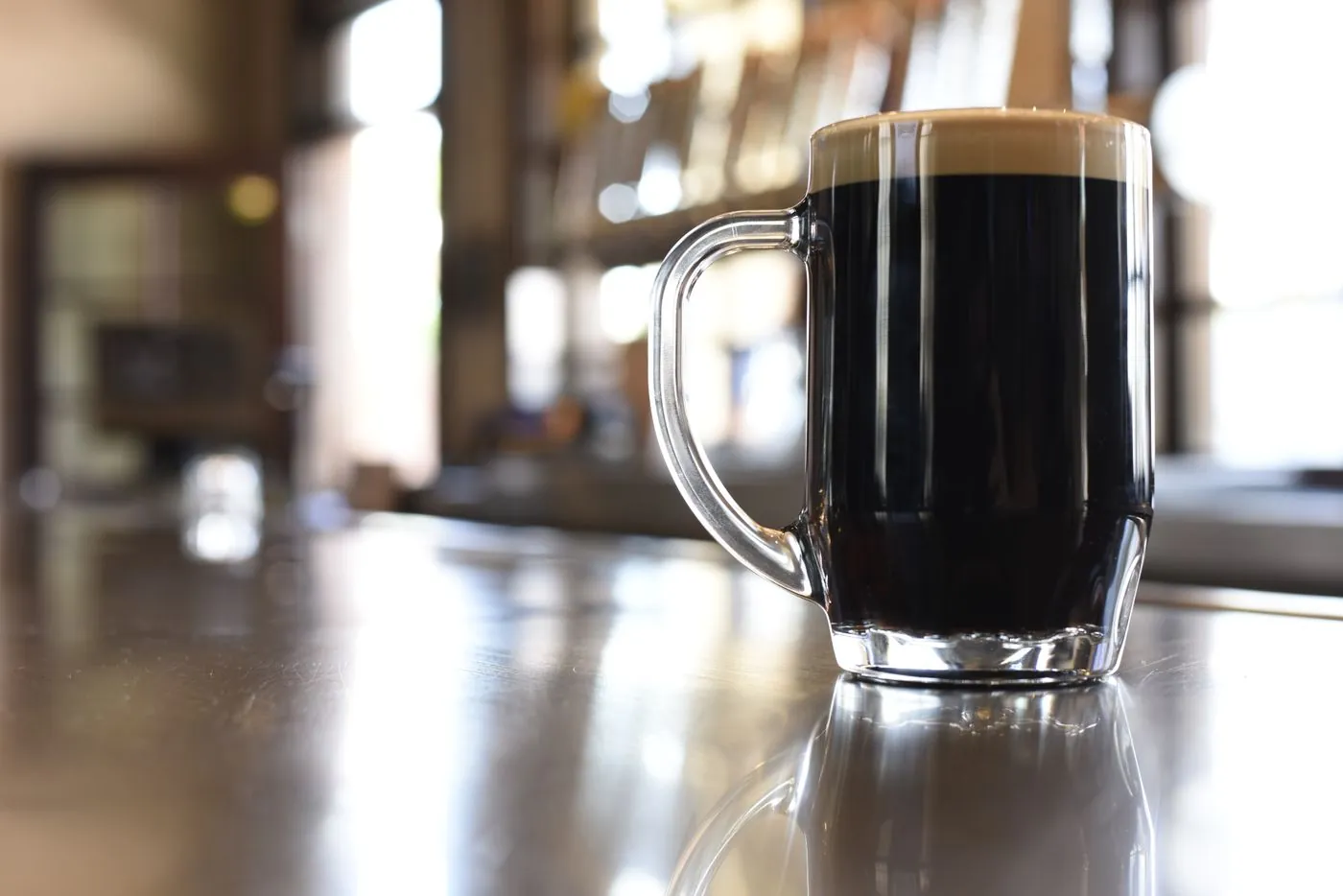 Chope de bière noire sur un comptoir de bar