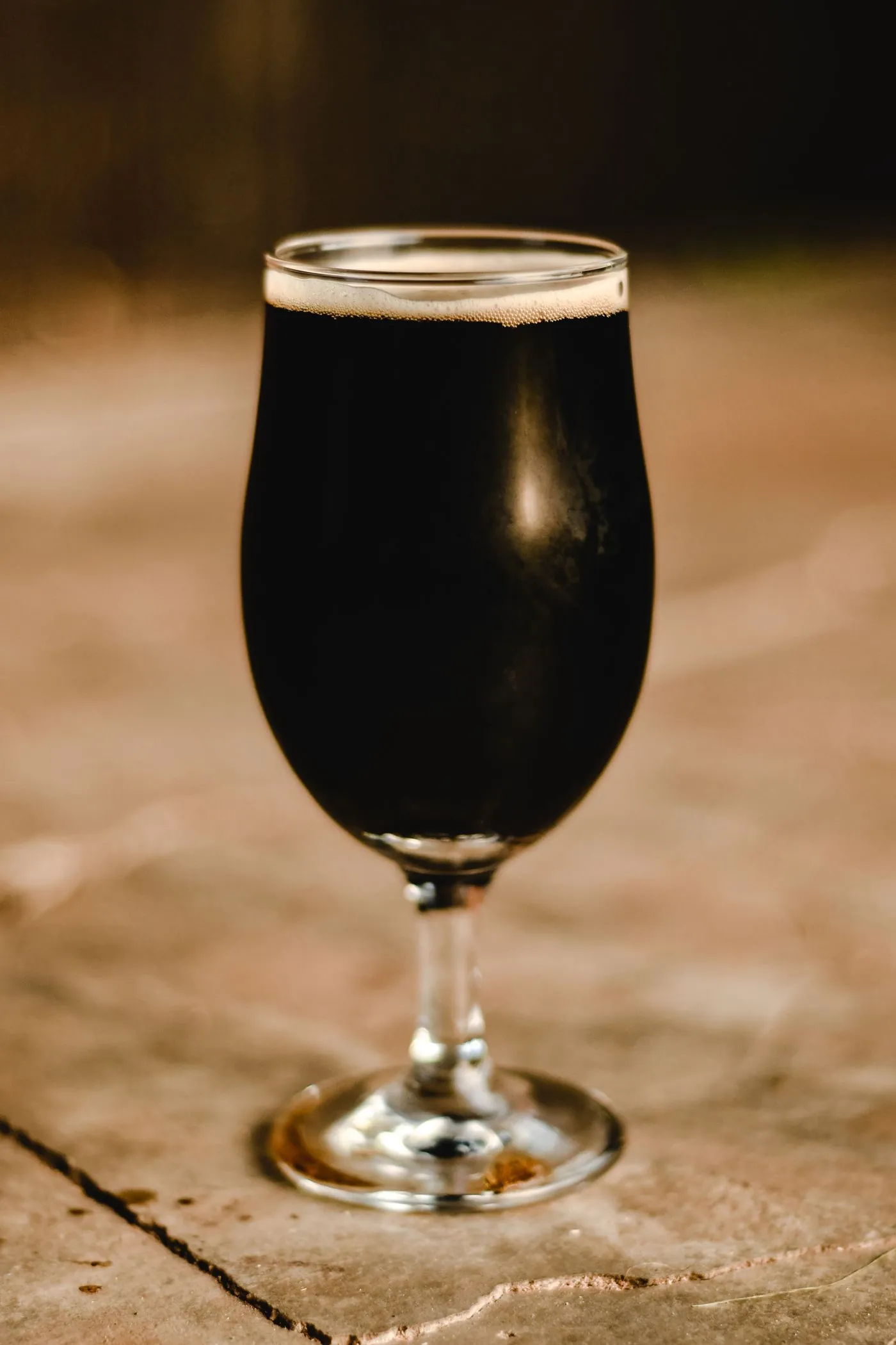 Verre de stout sur une surface rustique
